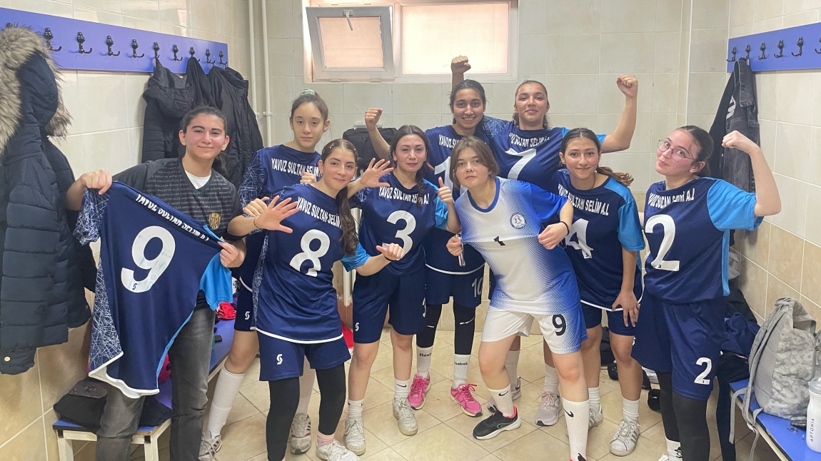 Yavuz Sultan Selim Anadolu Lisesi Kız Futsal Takımı İlk Zaferini Kutluyor!