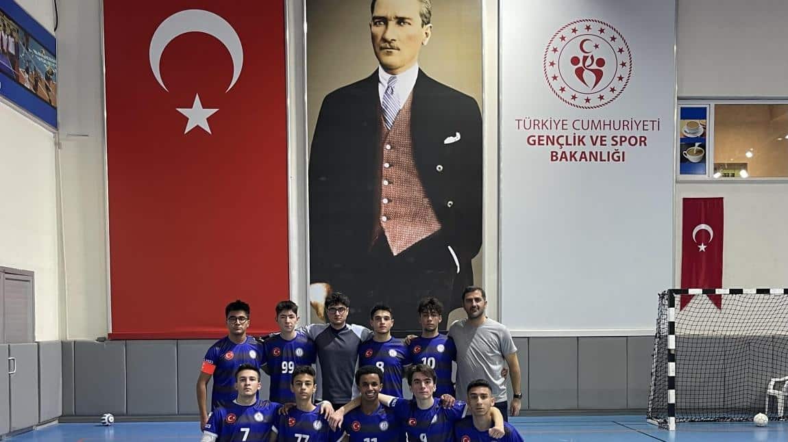 Yavuz Sultan Selim Anadolu Lisesi Futsal Genç Erkek Takımı İlk Zaferini Kutluyor!