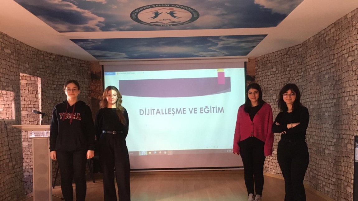 Yavuz Sultan Selim Anadolu Lisesi'nde Bilim Uygulamalarında Yenilik: Dijitalleşme ve Eğitim Semineri