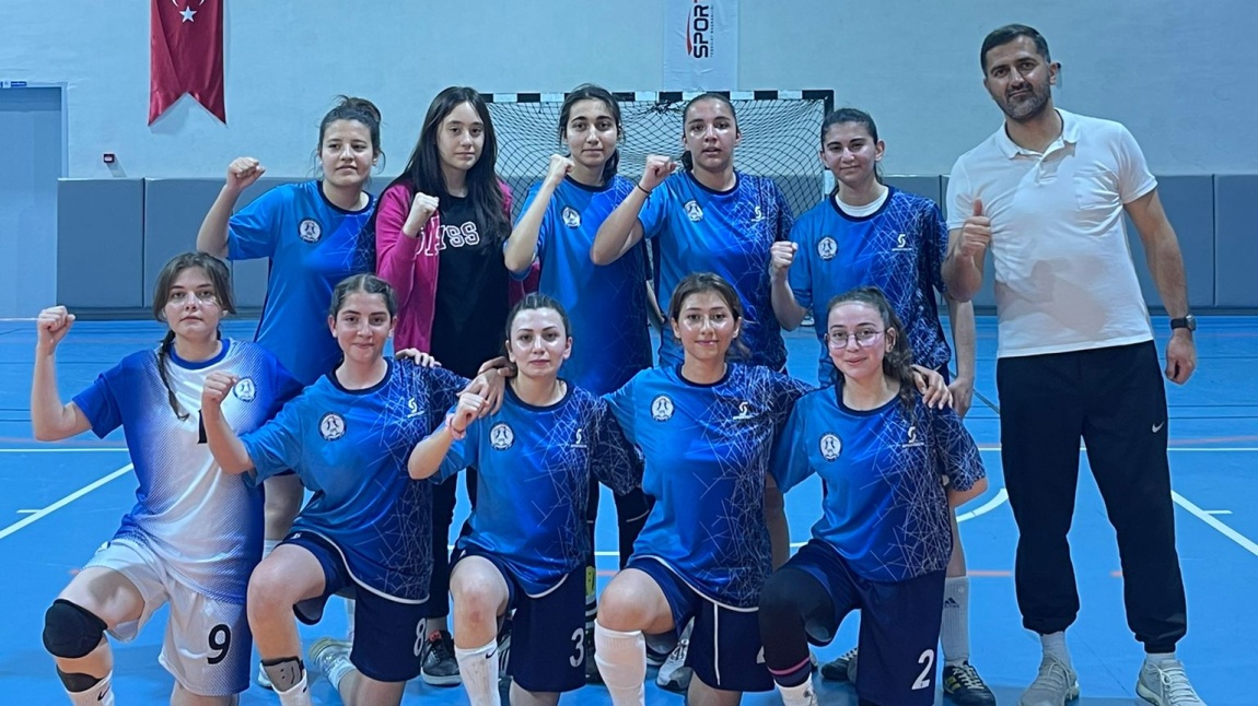 Yavuz Sultan Selim Anadolu Lisesi Kız Futsal Takımı, Önder Parlar'ın Liderliğinde Mamak'ı Finale Taşıdı!